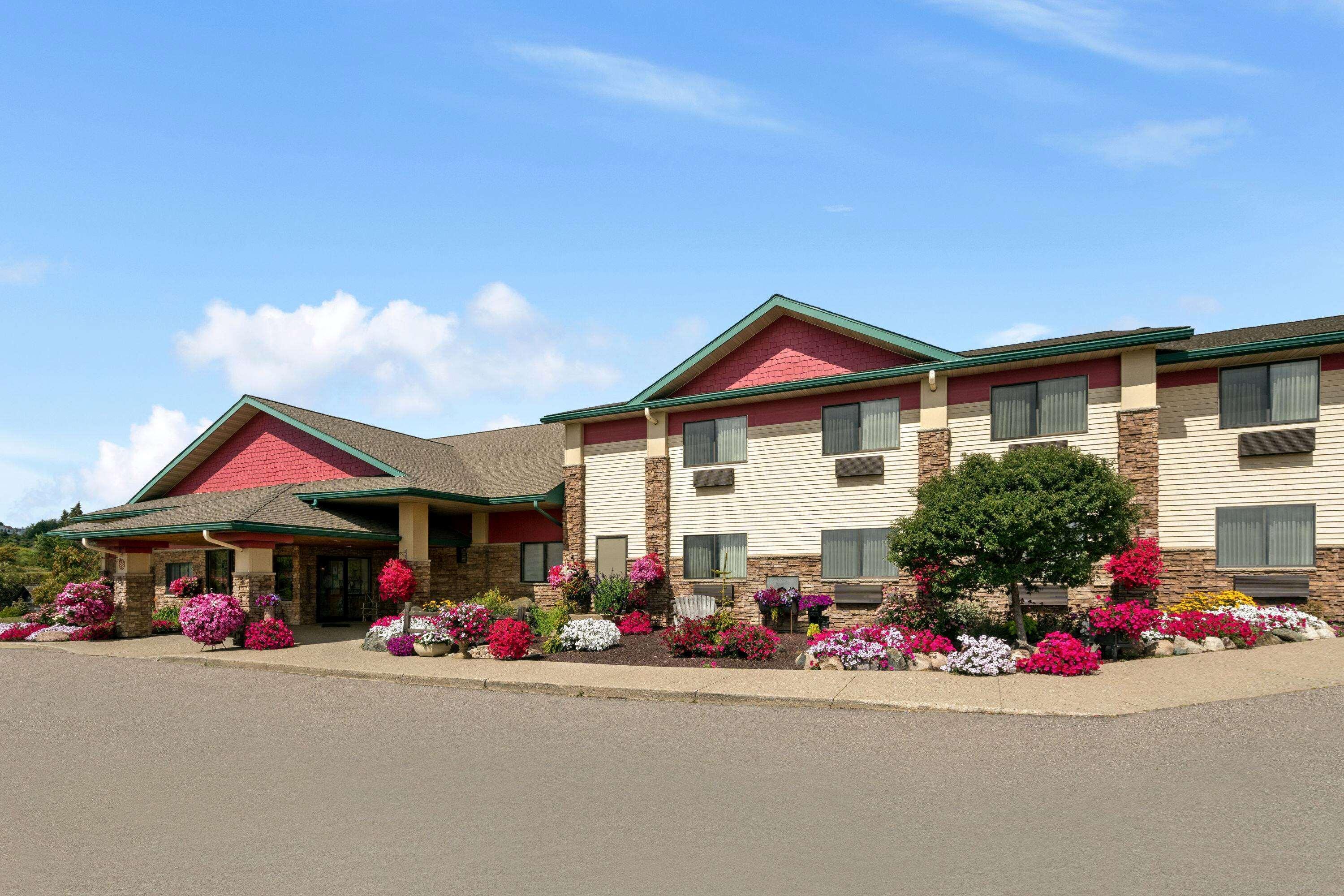 Super 8 By Wyndham Eveleth Motel Exterior photo